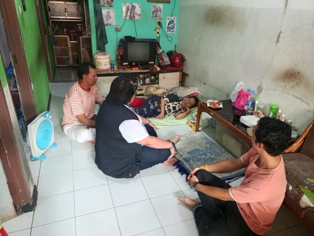 Dinas Sosial yang diwakilkan Bapak Tubagus Ikbal Tawakal saat menjenguk korban di kediamannya. FOTO: Henny06/PORTALBMI.ID