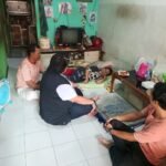 Dinas Sosial yang diwakilkan Bapak Tubagus Ikbal Tawakal saat menjenguk korban di kediamannya. FOTO: Henny06/PORTALBMI.ID
