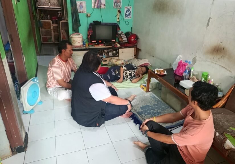 Dinas Sosial yang diwakilkan Bapak Tubagus Ikbal Tawakal saat menjenguk korban di kediamannya. FOTO: Henny06/PORTALBMI.ID