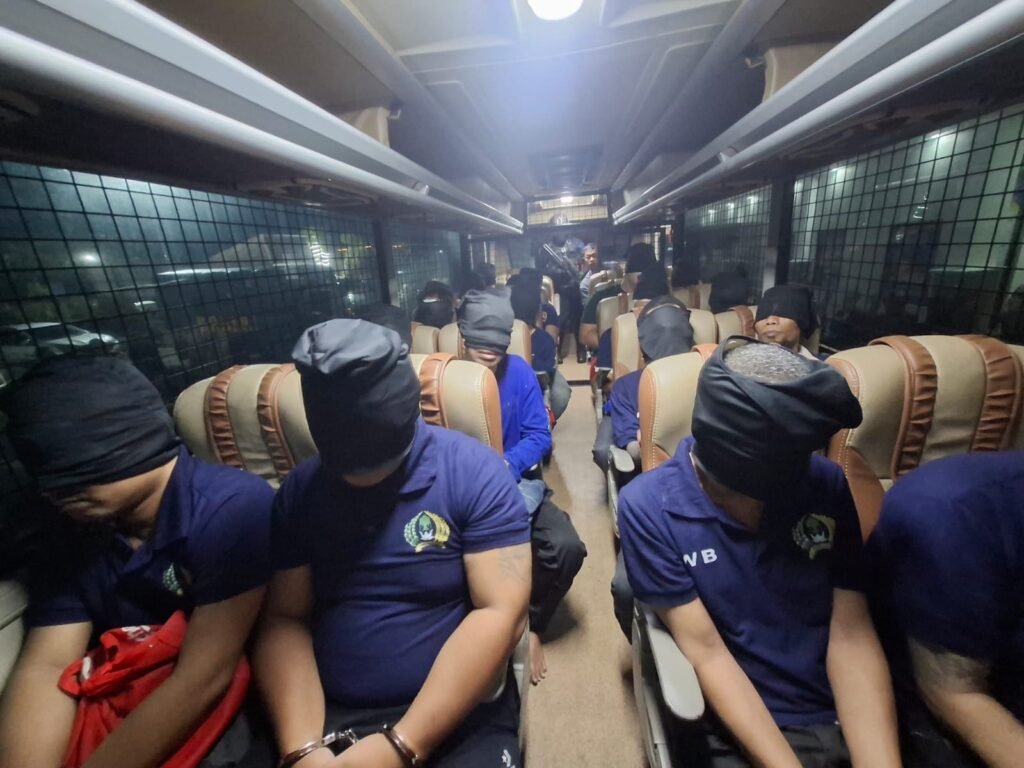 Sejumlah warga binaan dipindahkan ke lembaga pemasyarakatan di kawasan Nusakambangan, Jawa Tengah. FOTO: Achie06/PORTALBMI.ID