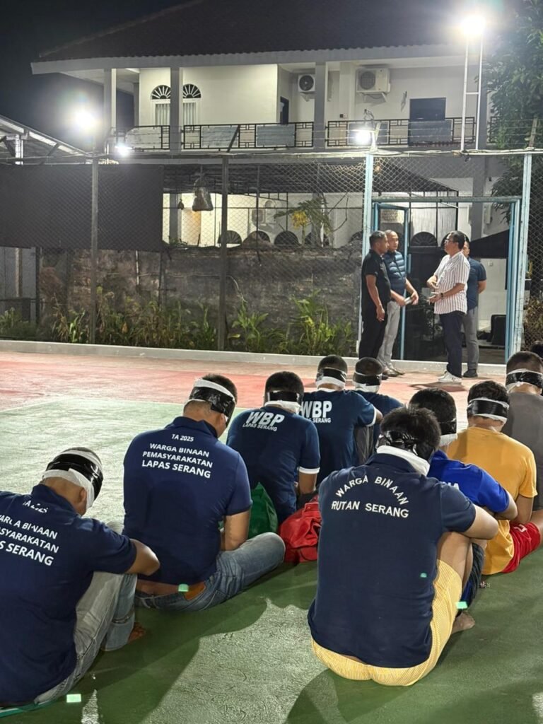 Sejumlah warga binaan dipindahkan ke lembaga pemasyarakatan di kawasan Nusakambangan, Jawa Tengah. FOTO: Achie06/PORTALBMI.ID