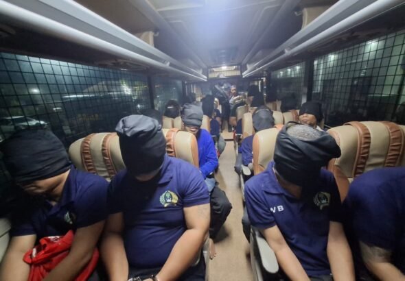 Sejumlah warga binaan dipindahkan ke lembaga pemasyarakatan di kawasan Nusakambangan, Jawa Tengah. FOTO: Achie06/PORTALBMI.ID