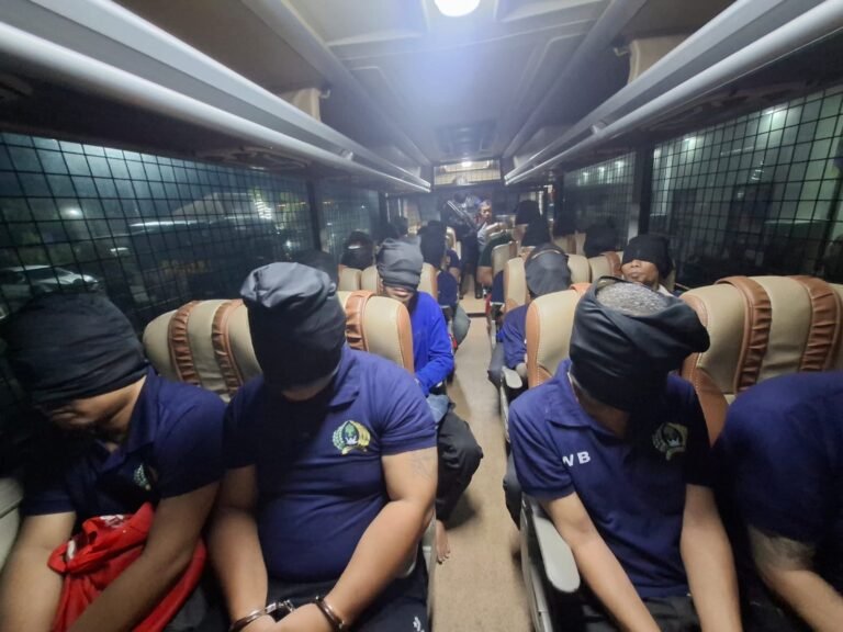Sejumlah warga binaan dipindahkan ke lembaga pemasyarakatan di kawasan Nusakambangan, Jawa Tengah. FOTO: Achie06/PORTALBMI.ID