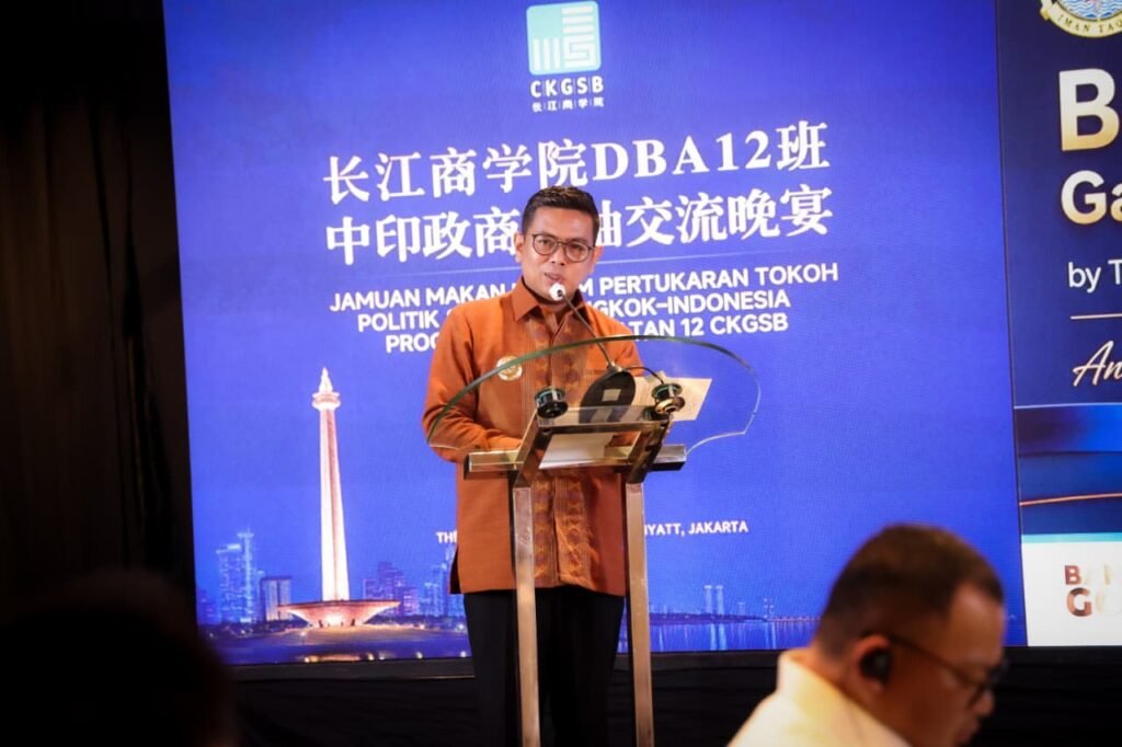 Forum yang mempertemukan tokoh politik dan pelaku usaha Indonesia–Tiongkok tersebut, Andra Soni menegaskan bahwa Pemprov Banten terbuka terhadap investasi. FOTO: Red-PBMI/Setda banten