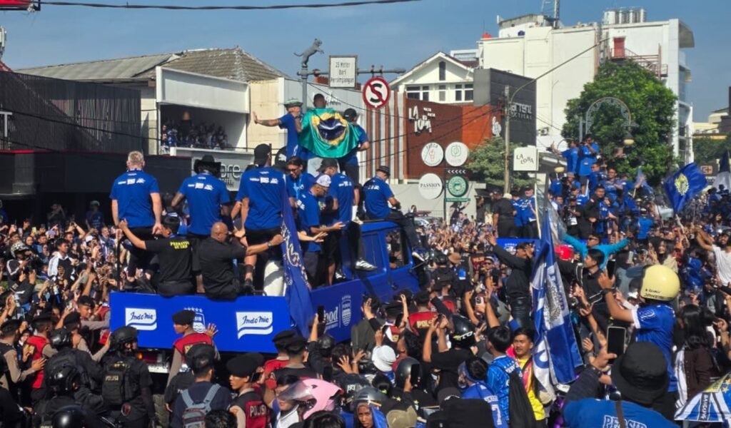 Bobotoh dan masyarakat dari berbagai daerah di Jawa Barat memenuhi ruas-ruas jalan Kota Bandung untuk merayakan keberhasilan PERSIB meraih gelar juara kompetisi musim 2025/2026 melalui Pawai Juara Panca Takhta. Dok. PERSIB