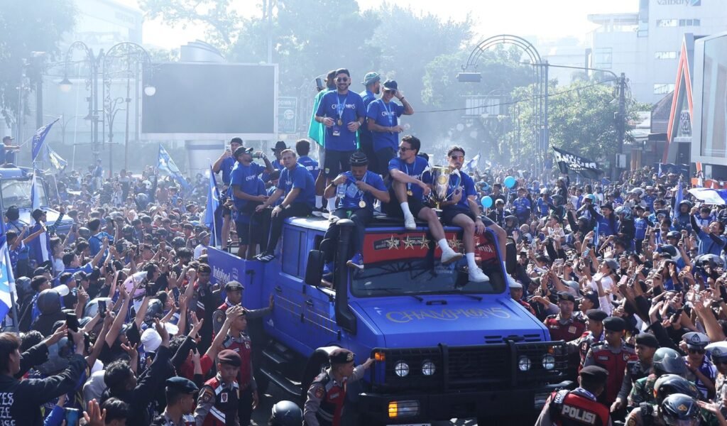 Bobotoh dan masyarakat dari berbagai daerah di Jawa Barat memenuhi ruas-ruas jalan Kota Bandung untuk merayakan keberhasilan PERSIB meraih gelar juara kompetisi musim 2025/2026 melalui Pawai Juara Panca Takhta. Dok. PERSIB