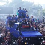 Bobotoh dan masyarakat dari berbagai daerah di Jawa Barat memenuhi ruas-ruas jalan Kota Bandung untuk merayakan keberhasilan PERSIB meraih gelar juara kompetisi musim 2025/2026 melalui Pawai Juara Panca Takhta. Dok. PERSIB