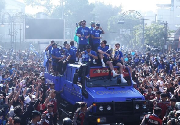 Bobotoh dan masyarakat dari berbagai daerah di Jawa Barat memenuhi ruas-ruas jalan Kota Bandung untuk merayakan keberhasilan PERSIB meraih gelar juara kompetisi musim 2025/2026 melalui Pawai Juara Panca Takhta. Dok. PERSIB