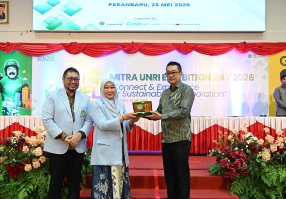 Penandatanganan dilakukan oleh Verry lioe selaku Direktur Utama PT Socare Group International dan Prof. Dr. Hj. Sri Indarti, S.E., M.Si selaku Pimpinan Rektorat UNRI di Kampus UNRI Bina Widya. FOTO: Red/PORTALBMI.ID