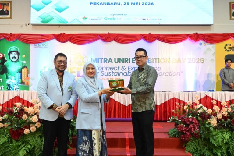 Penandatanganan dilakukan oleh Verry lioe selaku Direktur Utama PT Socare Group International dan Prof. Dr. Hj. Sri Indarti, S.E., M.Si selaku Pimpinan Rektorat UNRI di Kampus UNRI Bina Widya. FOTO: Red/PORTALBMI.ID