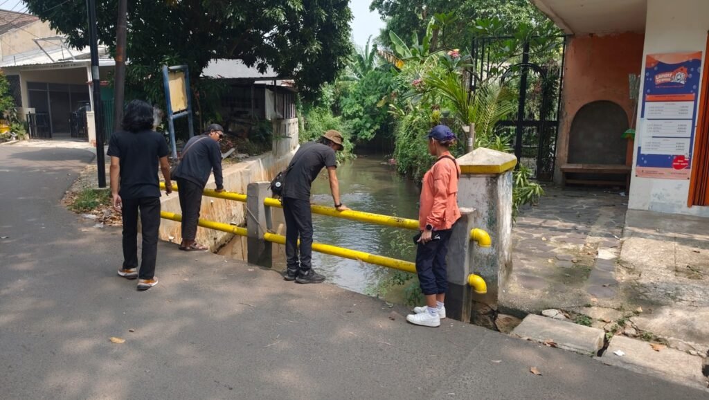 Kegiatan susur dan monitoring sungai Ciputat bersama Forum potensi Tangsel bersama unsur gabungan. FOTO: Henny06/PORTALBMI.ID