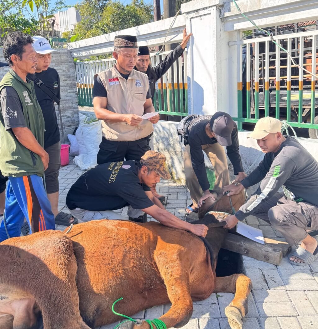Pemimpin Wilayah Kanwil IX Jakarta 2, Bapak Maryono, panitia kurban serta masyarakat dan tokoh setempat. FOTO: Achie06/PORTALBMI.ID