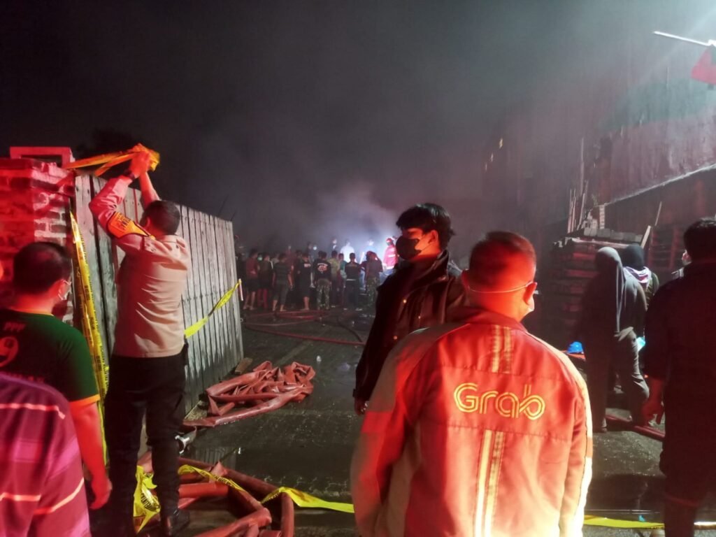 Dinas Pemadam Kebakaran dan Penyelamatan Kota Tangsel bergerak cepat dengan mengerahkan total 10 unit mobil pemadam. FOTO: Henny06/PORTALBMI.ID