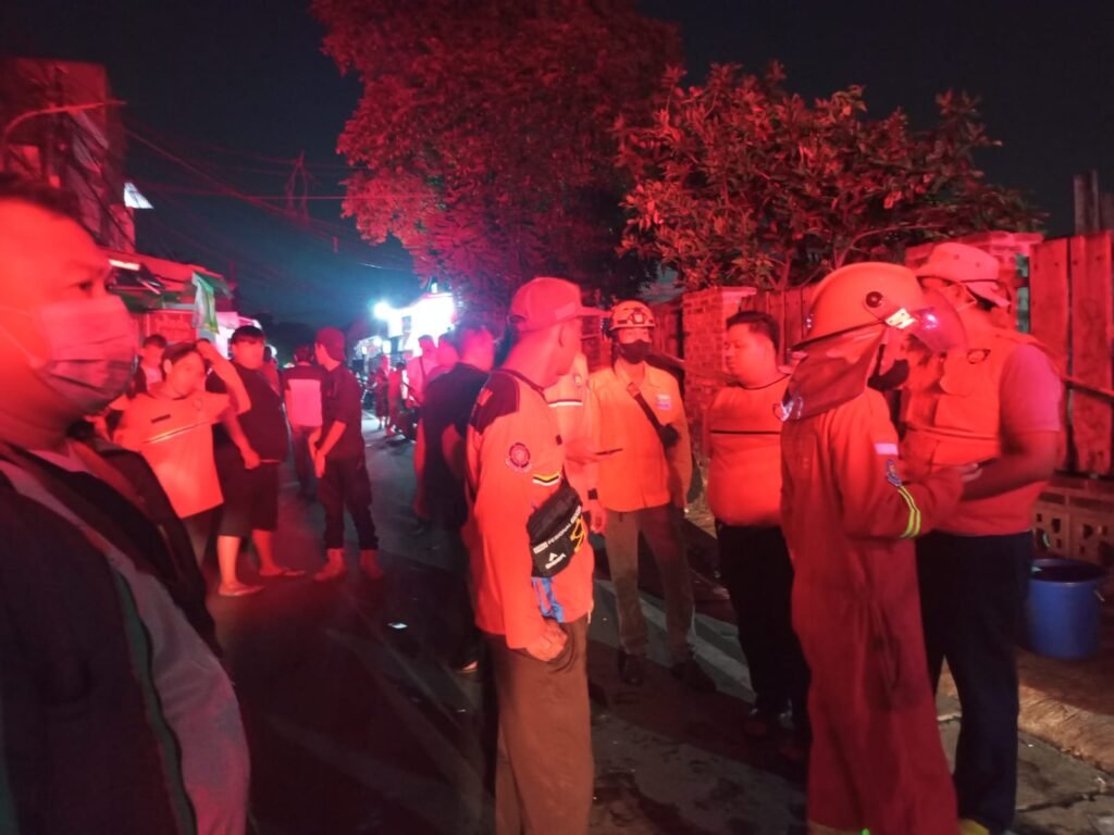 Dinas Pemadam Kebakaran dan Penyelamatan Kota Tangsel bergerak cepat dengan mengerahkan total 10 unit mobil pemadam. FOTO: Henny06/PORTALBMI.ID