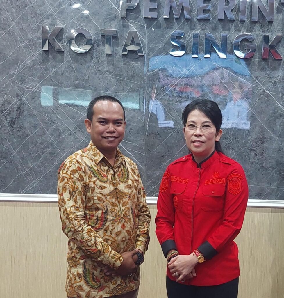Komisioner KPID Kalbar, Bambang Hermansyah bersama Walikota Singkawang Tjhai Chui Mie. FOTO: Aef05/PORTALBMI.ID