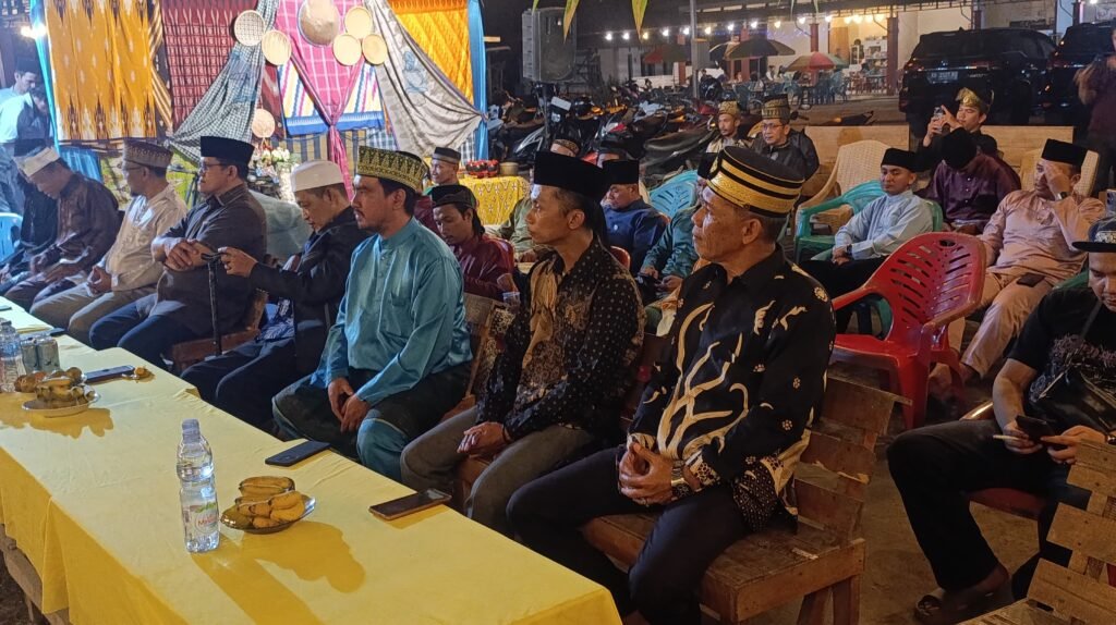 Wakil Bupati Sambas, Heroaldi Djuhardi Alwi, yang mewakili Bupati Sambas, Anggota DPRD Provinsi Kalimantan Barat Dapil Sambas Subhan Nur, Camat Tebas Suriawan, Hermi, perwakilan ASPIRASI KAMAS, Jejak Makam Leluhur (JML) Nagri Kitte. FOTO: Nop06/PORTALBMI.ID