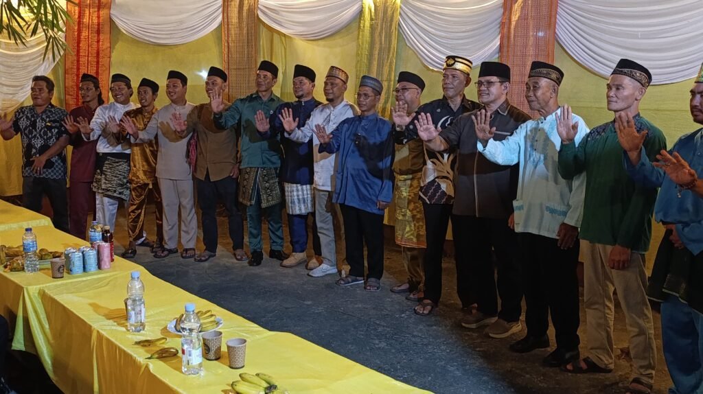 Wakil Bupati Sambas, Heroaldi Djuhardi Alwi, yang mewakili Bupati Sambas, Anggota DPRD Provinsi Kalimantan Barat Dapil Sambas Subhan Nur, Camat Tebas Suriawan, Hermi, perwakilan ASPIRASI KAMAS, Jejak Makam Leluhur (JML) Nagri Kitte. FOTO: Nop06/PORTALBMI.ID