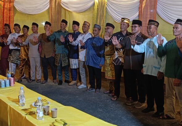 Wakil Bupati Sambas, Heroaldi Djuhardi Alwi, yang mewakili Bupati Sambas, Anggota DPRD Provinsi Kalimantan Barat Dapil Sambas Subhan Nur, Camat Tebas Suriawan, Hermi, perwakilan ASPIRASI KAMAS, Jejak Makam Leluhur (JML) Nagri Kitte. FOTO: Nop06/PORTALBMI.ID