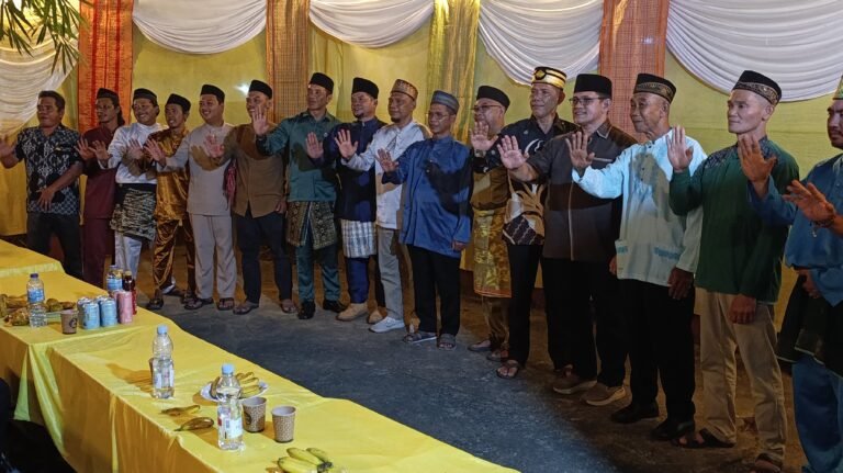 Wakil Bupati Sambas, Heroaldi Djuhardi Alwi, yang mewakili Bupati Sambas, Anggota DPRD Provinsi Kalimantan Barat Dapil Sambas Subhan Nur, Camat Tebas Suriawan, Hermi, perwakilan ASPIRASI KAMAS, Jejak Makam Leluhur (JML) Nagri Kitte. FOTO: Nop06/PORTALBMI.ID