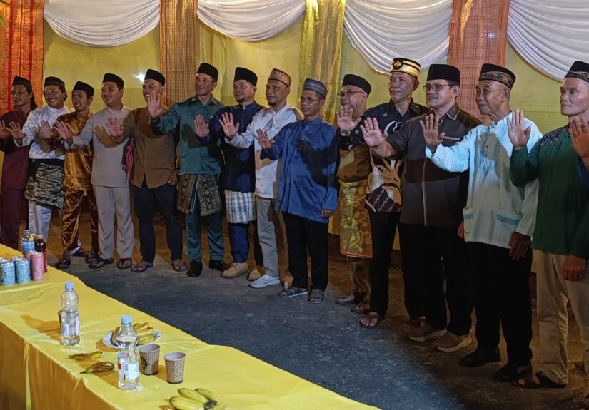 Wakil Bupati Sambas, Heroaldi Djuhardi Alwi, yang mewakili Bupati Sambas, Anggota DPRD Provinsi Kalimantan Barat Dapil Sambas Subhan Nur, Camat Tebas Suriawan, Hermi, perwakilan ASPIRASI KAMAS, Jejak Makam Leluhur (JML) Nagri Kitte. FOTO: Nop06/PORTALBMI.ID