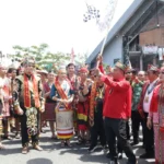 Wakil Gubernur Kalbar Krisantus Kurniawan melepas pawai budaya Dayak pada rangkaian kegiatan Pekan Gawai Dayak Kalbar 2026 di Pontianak pada Rabu (20/5/2026). ANTARA/Rendra Oxtora
