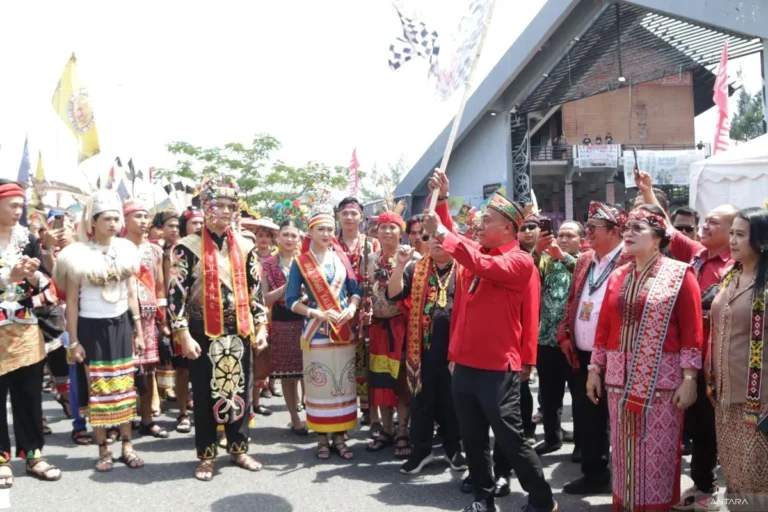 Wakil Gubernur Kalbar Krisantus Kurniawan melepas pawai budaya Dayak pada rangkaian kegiatan Pekan Gawai Dayak Kalbar 2026 di Pontianak pada Rabu (20/5/2026). ANTARA/Rendra Oxtora