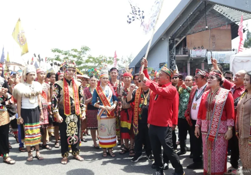 Wakil Gubernur Kalbar Krisantus Kurniawan melepas pawai budaya Dayak pada rangkaian kegiatan Pekan Gawai Dayak Kalbar 2026 di Pontianak pada Rabu (20/5/2026). ANTARA/Rendra Oxtora