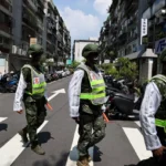 Petugas polisi militer bersiap untuk latihan tentang cara membimbing warga ke tempat yang aman jika terjadi serangan, di Taipei, Taiwan. Foto: Ann Wang/REUTERS