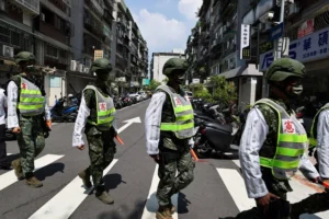 Petugas polisi militer bersiap untuk latihan tentang cara membimbing warga ke tempat yang aman jika terjadi serangan, di Taipei, Taiwan. Foto: Ann Wang/REUTERS