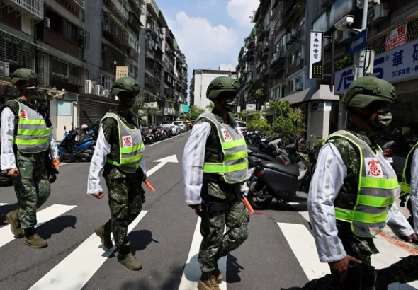 Petugas polisi militer bersiap untuk latihan tentang cara membimbing warga ke tempat yang aman jika terjadi serangan, di Taipei, Taiwan. Foto: Ann Wang/REUTERS
