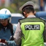 Pemeriksaan kendaraan yang dilakukan oleh petugas kepolisian terhadap sejumlah kendaraan di kota Makassar. Foto: Herwin Bahar/Shutterstock