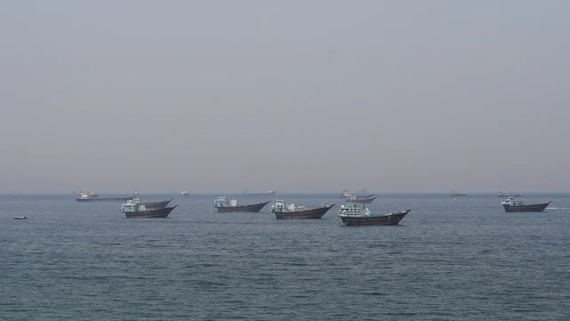 Kapal dan perahu di Selat Hormuz di lepas pantai Musandam, Oman, Senin (20/4/2026). Foto: REUTERS