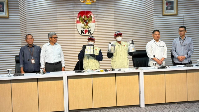 Barang bukti yang ditemukan KPK terkait kasus dugaan pemerasan pengurusan izin tinggal warga negara asing (WNA), (4/6/2026). Foto: Kevin Daniel/kumparan