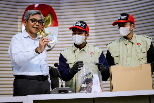 etugas menunjukkan barang bukti OTT dugaan korupsi pengurusan izin tinggal WNA saat konferensi pers yang dipimpin Ketua KPK Setyo Budiyanto di Gedung Merah Putih KPK, Jakarta, Kamis (4/6/2026). Foto: Jamal Ramadhan/kumparan