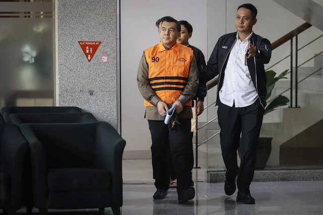 Wakil Menteri Imigrasi dan Pemasyarakatan (Imipas) Silmy Karim berjalan dengan mengenakan rompi tahanan dan tangan terborgol usai menjalani pemeriksaan di Gedung Merah Putih KPK, Jakarta, Kamis (4/6/2026).  Foto: Dhemas Reviyanto/ANTARA FOTO