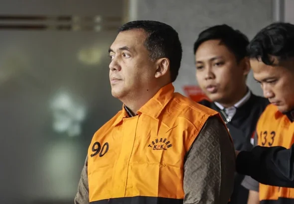 Wakil Menteri Imigrasi dan Pemasyarakatan (Imipas) Silmy Karim berjalan dengan mengenakan rompi tahanan dan tangan terborgol usai menjalani pemeriksaan di Gedung Merah Putih KPK, Jakarta, Kamis (4/6/2026). Foto: Dhemas Reviyanto/ANTARA FOTO