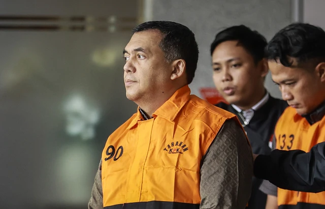 Wakil Menteri Imigrasi dan Pemasyarakatan (Imipas) Silmy Karim berjalan dengan mengenakan rompi tahanan dan tangan terborgol usai menjalani pemeriksaan di Gedung Merah Putih KPK, Jakarta, Kamis (4/6/2026). Foto: Dhemas Reviyanto/ANTARA FOTO