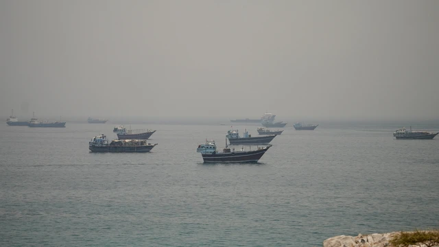 Kapal-kapal di Selat Hormuz, seperti terlihat dari Musandam, Oman, 14 Juni 2026. Foto: REUTERS/Stringer