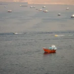 Kapal-kapal di Selat Hormuz, seperti terlihat dari Musandam, Oman, 14 Juni 2026. Foto: REUTERS/Stringer