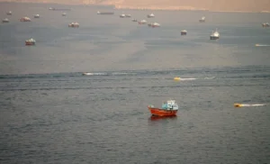 Kapal-kapal di Selat Hormuz, seperti terlihat dari Musandam, Oman, 14 Juni 2026. Foto: REUTERS/Stringer