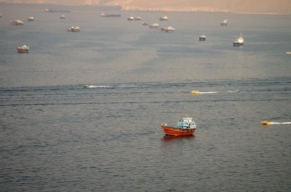 Kapal-kapal di Selat Hormuz, seperti terlihat dari Musandam, Oman, 14 Juni 2026. Foto: REUTERS/Stringer