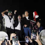 Wakil Ketua DPR Sufmi Dasco Ahmad dan Saan Mustopa berbicara langsung dengan massa mahasiswa di Kompleks Parlemen, Senayan, Jakarta, Jumat (19/6). Foto: Dok. Istimewa