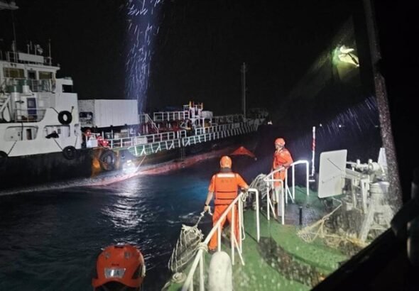 Tim CGA mengevakuasi 9 anak buah kapal tanker berbendera Saint Kitts dan Nevis bernama “Aquarius” yang mengalami kebocoran. (Sumber Foto : CGA, 5 Juni 2026)