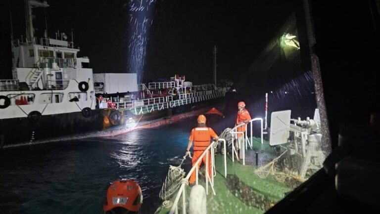 Tim CGA mengevakuasi 9 anak buah kapal tanker berbendera Saint Kitts dan Nevis bernama “Aquarius” yang mengalami kebocoran. (Sumber Foto : CGA, 5 Juni 2026)