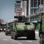 Serangkaian kendaraan lapis baja melaju dalam latihan militer di Taoyuan hari Senin. (Sumber Foto : CNA, 22 Juni 2026)