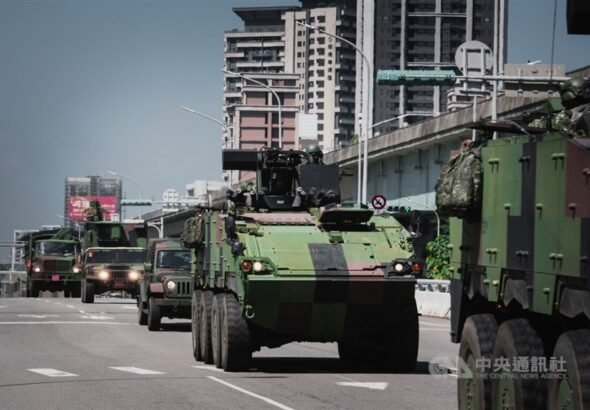 Serangkaian kendaraan lapis baja melaju dalam latihan militer di Taoyuan hari Senin. (Sumber Foto : CNA, 22 Juni 2026)