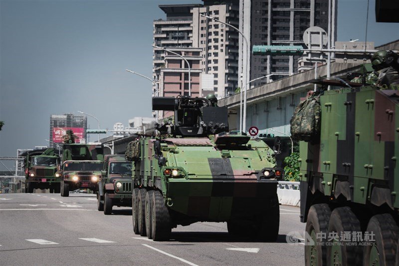 Serangkaian kendaraan lapis baja melaju dalam latihan militer di Taoyuan hari Senin. (Sumber Foto : CNA, 22 Juni 2026)