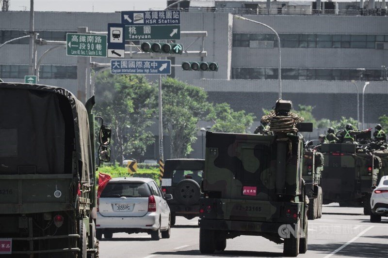 Serangkaian kendaraan lapis baja melaju dalam latihan militer di Taoyuan hari Senin. (Sumber Foto : CNA, 22 Juni 2026)