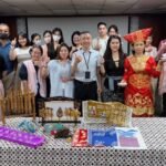 Hanny (kebaya berwarna hitam) memperkenalkan budaya Indonesia kepada sesama imigran baru. (Sumber Foto : NIA)