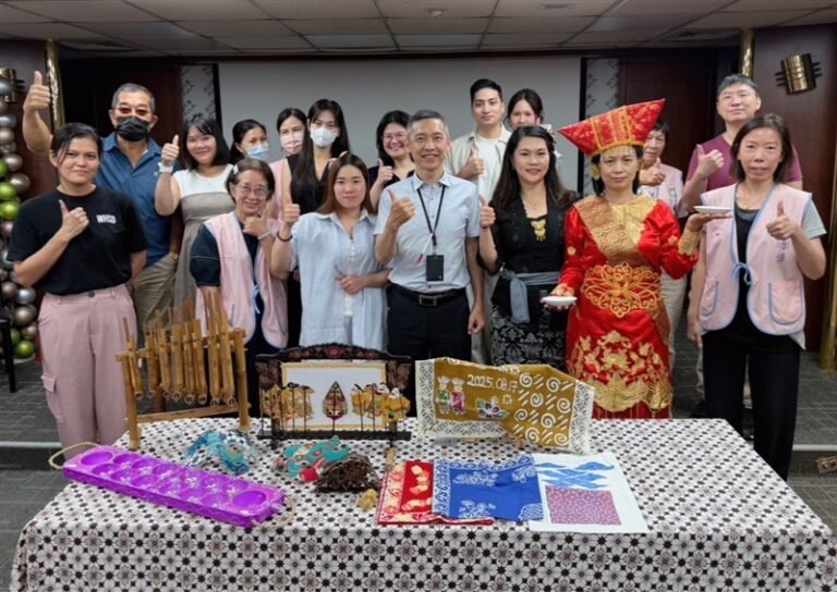 Hanny (kebaya berwarna hitam) memperkenalkan budaya Indonesia kepada sesama imigran baru. (Sumber Foto : NIA)